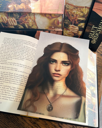 Das Page Overlay zeigt das Porträt der weiblichen Hauptfigur des Buches "Glutmädchen". Laire hat rötliches Haar, das ihr über den Rücken fällt, und Sommersprossen in Gesicht und Dekolleté. Sie trägt eine Kette mit einem Anhänger.